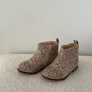 Brand new size 8, cat and jack from target booties.
